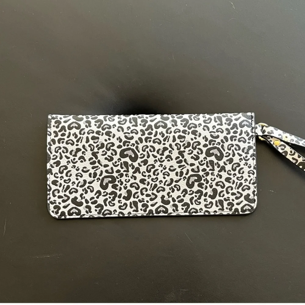 Betsey Johnson Black Gray White Leopard Heart Envelope Wristlet Like New